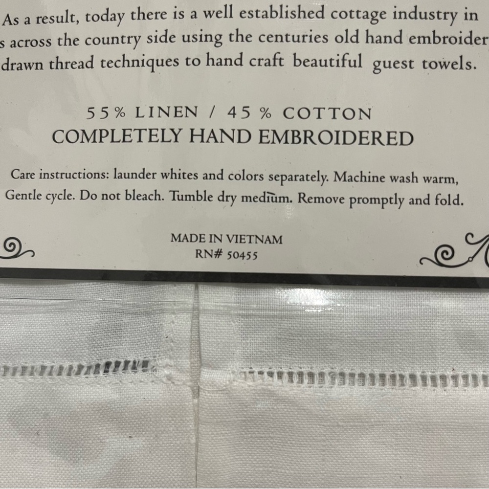 Christmas Poinsetta Guest Towels Set Of 2 Linen Blend 14” x 20” Embroidered NIP - Picture 7 of 7